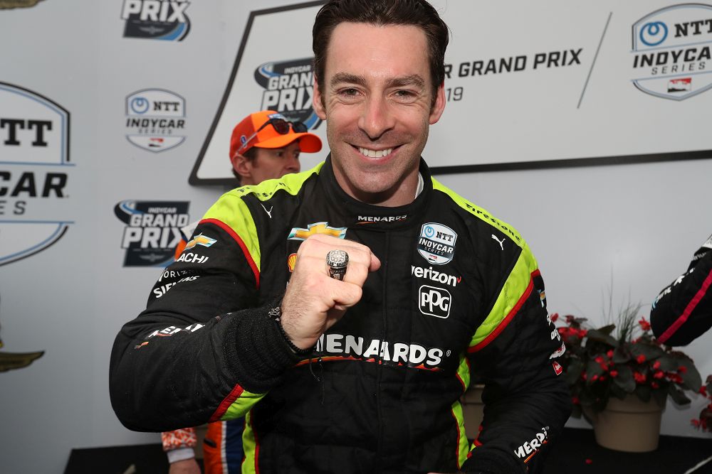 Simon Pagenaud zegeviert op het Indianapolis Infield