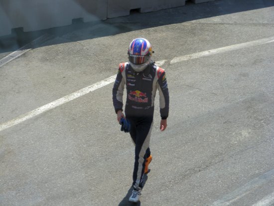 Robert Doornbos loopt terug naar de pit