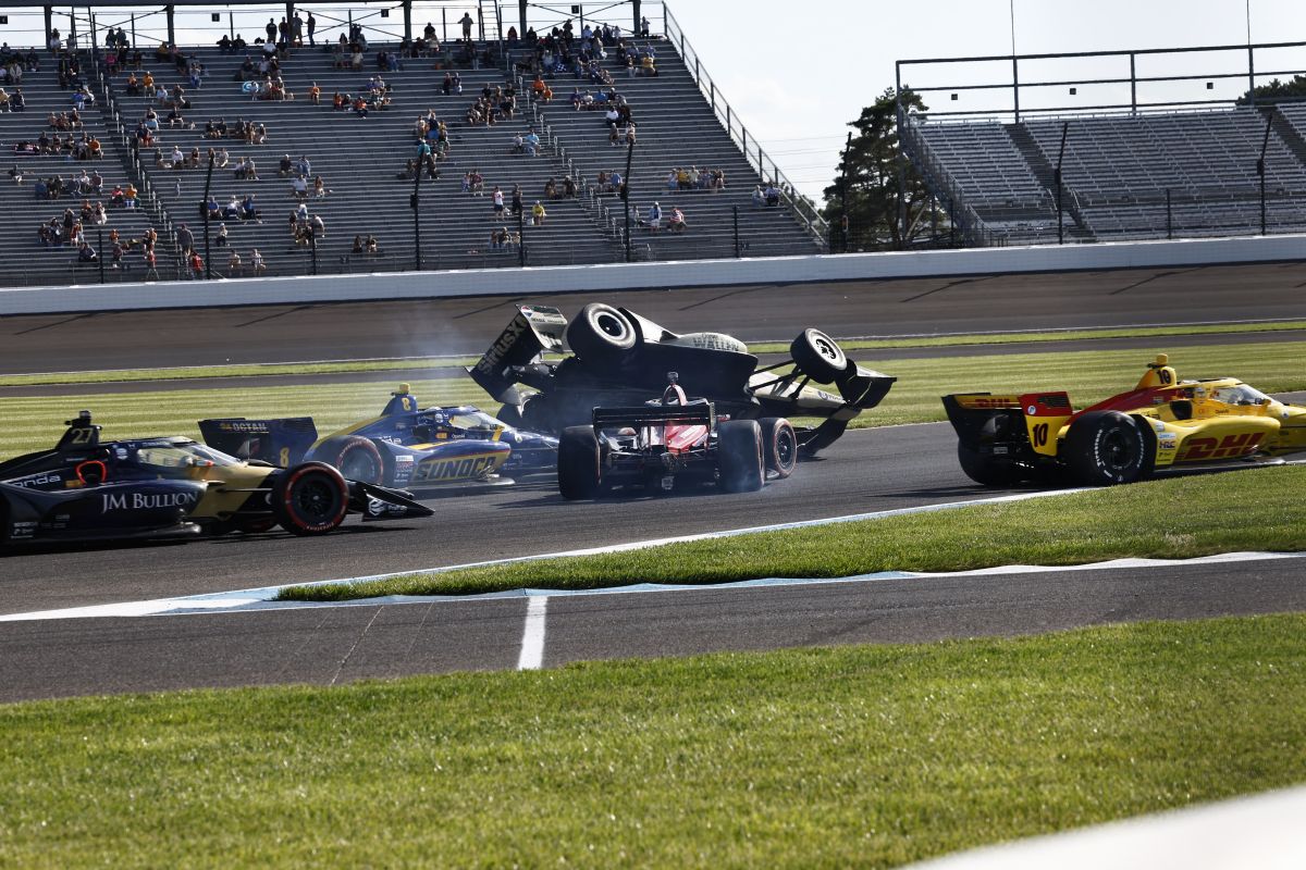 Felix Rosenqvist vliegt over het voorwiel van Kyffin Simpson op de Indianapolis Road Course