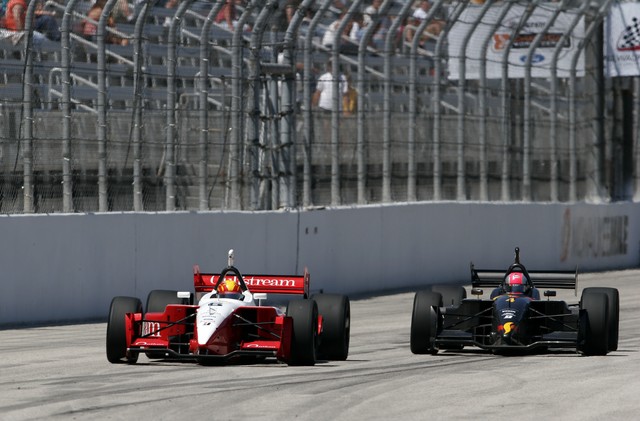 Oriol Servia en Nelson Philippe in gevecht om de tweede positie in de race in Milwaukee