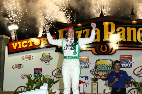 Ana Beatriz zegeviert op de Iowa Speedway