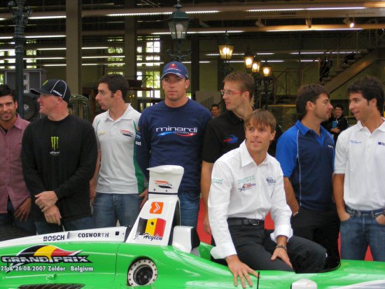 De coureurs poseren met de wagen