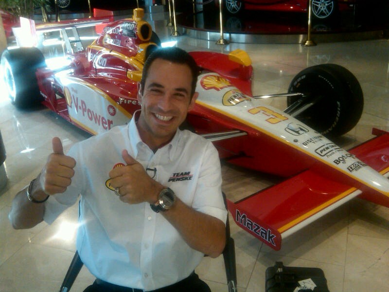 Helio Castroneves op een Twitterfoto met zijn nieuwe kleurstelling