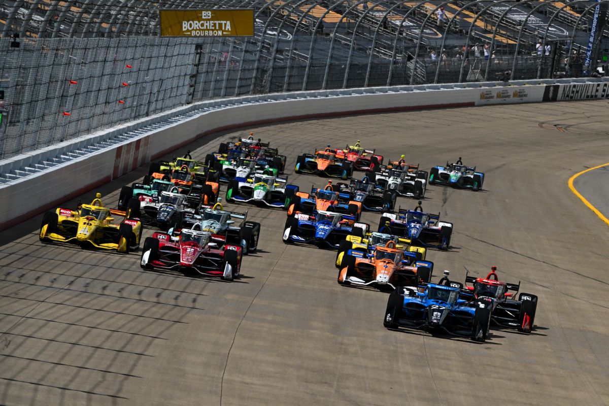 Kyle Kirkwood leidt de start op de Nashville Superspeedway