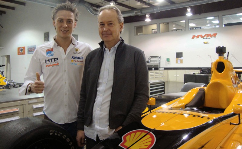 Junior Strous poseert bij de HVM Racing Indy Lights wagen met teambaas Keith Wiggins